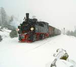 Ebenfalls beim Winterdampf der IG-HSB stand am 24.02.2017 in der Kreuzungsstelle Goetheweg eine Zugkreuzung auf dem Plan, weshalb der Zug gleich rückwärts ins Ausweichgleis rollen wird.
Der diensthabende Schneeschauer, der uns schon seit Schierke verfolgte, legte sich zum Verdruß der Fotografen nochmal richtig ins Zeug. Wer den Brocken kennt, wird mir sicher glauben, das eine halbe Stunde später auf dem Brockengipfel herrlichstes Winterwetter mit schönem Ausblick herrschte! 