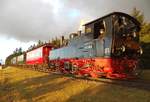 Auf der Rückfahrt vom Brocken und nach erfolgter Zugkreuzung und Überholung in der Kreuzungsstelle Goetheweg entstand dieses Bild in der Abendsonne, kurz bevor der Meister die Bremsen