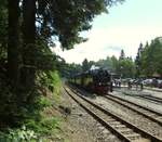 So sieht die Ruhe vor dem Sturm auf den Berg aus.In Schierke wartet der Traditionszug mit 99 222 auf die Einfahrt des Planzuges aus Drei Annen Hohne, um dann talwärts den Bahnhof zu verlassen,