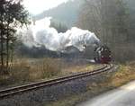 Auf dem Weg nach Gernrode passiert hier 99 7239 die Berebrücke im km 8.0 hinter Eisfelder Talmühle in Richtung Unterberg und Birkenmoor.18.03.2016  