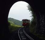 Am 27.07.2014 steht der 187 001 vor dem Südportal des Thumkuhlenkopf-Tunnels und traut sich nicht ins Dunkle...
Natürlich nicht, eine Charterfahrt machte es möglich, mit ihm ab Gernrode-Quedlinburg nach Wernigerode zu schaukeln, und auf mehrfachen Wunsch meiner einzelnen Person wurde hier ein Fotohalt eingelegt, Danke dem Triebfahrzeugführer! 