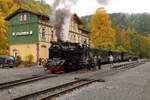 Das Wasserfassen von 99 6001 am 22.10.2016 in Eisfelder Talmühle ist beendet. Während die Reisenden des IG HSB-Sonderzuges hinten am  Suppenwagen  noch einen Snack zu sich nehmen gibt es vorn an der Lok, welche für die Weiterfahrt auch schon ein paar Kohlen zu futtern bekommen hat, noch ein kurzes Organisationsgespräch zwischen Frau Peters (IG HSB), Herrn Bauer (Betriebsleiter HSB GmbH) und dem Lokpersonal. Wenig später geht es dann weiter nach Nordhausen.