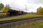 Hier hat 99 6001 mit ihrem IG HSB-Sonderzug am Nachmittag des 22.10.2016 die Stieger Wendeschleife bereits durchfahren und nimmt nun wieder Kurs auf den Bahnhof.