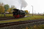 Als 99 6001, im Rahmen einer Sonderzugfahrt der IG HSB, am 22.10.2016 die Stieger Wendeschleife durchfahren hat, öffnet der Himmel seine Schleusen. Aus einer aus Westen aufziehenden dunklen Wolke ergießt sich ein kräftiger Regenschauer, in den sich zu allem Überfluß auch noch nasse Schneeflocken mischen!