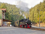 Der 99 5901 mit dem Traditionszug Nordhausen – Brocken – Nodrhausen  bei Ausfahrt aus den Bahnhof Eisfelder-Talmühle in Richtung Nordhausen am 24.