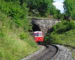 Schon eine Woche nach der Fahrt mit dem T 42 stand eine Fahrt mit T 102 aus dem Selfkant an.
Diesmal ging es von Wernigerode zum Brocken und zurück.Hier die Ausfahrt aus dem Tunnel Richtung Drängetal. 23.06.2012