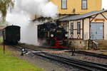 Kaum hat 99 5901 am 23.10.2016 ihren IG HSB-Sonderzug aus der Abstellung im Bahnhof Gernrode geholt und ihn am ehemaligen Bahndienstgebäude geparkt, flitzt sie auch schon hurtig ans andere Ende