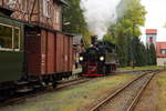 Gerade hat 99 5901 am 23.10.2016 im Bahnhof Harzgerode umgesetzt und fährt nun wieder an ihren IG HSB-Sonderzug heran.