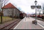 Blick auf den Bahnsteig 33/34 im Bahnhof Wernigerode der Harzer Schmalspurbahnen GmbH (HSB). Um 9:40 Uhr beginnt die Fahrt von P 8933 Richtung Brocken. Noch ist wenig los. [10.3.2018 | 9:29 Uhr]