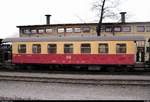 Blick auf einen kurzen Neubau-Personenwagen der Harzer Schmalspurbahnen GmbH (HSB) der Gattung  Nuhz  (900-475) im Bahnhof Wernigerode.
