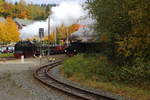 Nachdem zwei Triebwagen gekreuzt haben, wird es am Miitag des 23.10.2016 nun recht laut im eher beschaulichen Bahnhof Alexisbad, als beide IG-HSB-Sonderzüge, im Rahmen einer Veranstaltung, diesen