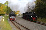 Doppelscheinausfahrt von 99 6001 und 99 5901 mit ihren beiden IG HSB-Sonderzügen am 23.10.2016 aus dem Bahnhof Alexisbad.