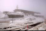 Fast kaum zu erkennen...
Blick auf das Gebäude des Bahnhofs Brocken der Harzer Schmalspurbahnen GmbH (HSB) mit der Gaststätte  Brockenwirt  bei dichtem Nebel und über 1,5 m Schnee. [10.3.2018 | 11:29 Uhr]