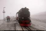 99 236 der Harzer Schmalspurbahnen GmbH (HSB) als P 8933 von Wernigerode hat ihren Endbahnhof Brocken auf Gleis 3 bei dichtem Nebel erreicht.