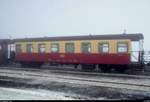 Blick auf einen kurzen Neubau-Personenwagen der Harzer Schmalspurbahnen GmbH (HSB) der Gattung  Nuhz  (900-211), eingereiht in P 8932 nach Wernigerode im Startbahnhof Brocken.