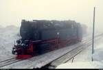 99 236 der Harzer Schmalspurbahnen GmbH (HSB) rangiert im Bahnhof Brocken, um an P 8932 nach Wernigerode auf Gleis 3 anzukuppeln.