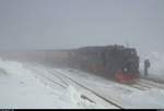 99 236 der Harzer Schmalspurbahnen GmbH (HSB) als P 8932 nach Wernigerode steht in ihrem Startbahnhof Brocken auf Gleis 3 bei dichtem Nebel.