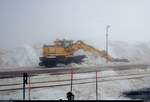 Ein Zweiwegebagger war für die Räumung des Schnees im Bahnhof Brocken der Harzer Schmalspurbahnen GmbH (HSB) eingeteilt.