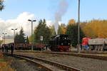 99 6001 am 23.10.2016 auf Rangierfahrt zur Güterwagenübernahme im Bahnhof Stiege. (Bild 4) Sie hat jetzt das Gleis gewechselt und wird in wenigen Augenblicken an die Güterwagen angekuppelt. Der Zugführer des Sonderzuges steht schon in Bereitschaft! Die Aufnahme entstand im Rahmen einer Sonderzugfahrt der IG HSB.