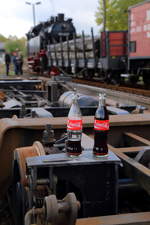 Bahnfotografie macht durstig! Nachdem 99 6001 ihre Wasserkästen gefüllt hat, ist nun auch der Bahnfotograf an der Reihe, seine Flüssigkeitsvorräte aufzufrischen! ;-) (Schnappschuß im Rahmen einer Sonderzugveranstaltung der IG HSB am 23.10.2016 im Bahnhof Stiege. Der im Hintergrund stehende Güterzug wird den Bahnhof gleich in Richtung Gernrode verlassen.)