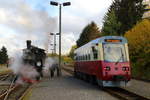 Gerade ist am 23.10.2017 Triebwagen 187 017 als P8916 (Haselfelde-Harzgerode)  in den Bahnhof Stiege eingefahren. Kurz nachdem er den Bahnhof wieder verlassen hat, wird auch die hinten stehende 99 6001 mit den Güterwagen unseres IG HSB-Sonder-PmG`s zur Rückfahrt nach Gernrode auf die Strecke gehen, während die links stehende 99 5901 mit den Personenwagen ihre Fahrt nach Hasselfelde hinauf fortsetzt.