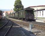 Hier der gesamte Sonderzug ohne Bespannung am Bahnsteig in Wernigerode.Als vorletzter Wagen musste schon der IG-HSB Wagen aushelfen, sodass die dritte Lok gerechtfertigt war,eine Mallet=4 Wagen und ein wenig Reserve kann nicht schaden!
27.07.2012