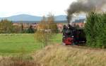 Nach der Mittagsrast in Hasselfelde geht es langsam wieder zurück, nicht ohne unseren Zug bei der Ausfahrt aus Hasselfelde mit Ort,Brocken und Hohneklippen fotografisch in Szwen zusetzen. 99 6101 am 18.10.2014