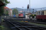 Morgenstimmung am Bahnhof Wernigerode. Die im Hintergrund zu sehende 199 861 hat gerade den Lokschuppen verlassen und ist jetzt auf Übernahmefahrt für einen im Bahnhof bereitstehenden GmP mit Fahrziel Brocken. Die Aufnahme entstand am 21.04.2018.