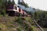 Scheinanfahrt von 199 861 mit Sonder-GmP am 21.04.2018 an der Alten Bobbahn zwischen Schierke und Brocken. (Bild 2) Mit kräftiger Dieselabgasfahne kämpft sich die umgebaute Regelspurlok die Steigung hinauf!