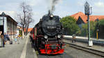 99 7235 der HSB steht mit einem Zug zum Brocken im Bahnhof von Wernigerode