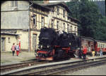 997236 ist am 31.7.1996 mit ihrem Personenzug in Eisfelder Talmühle angekommen und fasst Wasser am Bahnsteig.