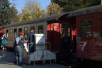 Auch ohne Voranmeldung, nach dem Umrangieren des Zuges, kann hier ein Rollstuhl problemos verladen werden und die Reisende die Fahrt zum Brocken antreten.16.10.2018 14:57 Uhr.