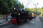 99 5906 mit Jubiläums-Sonderzug am Morgen des 07.07.2018 am Wasserkran im Bahnhof Eisfelder Talmühle.