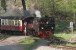 99 5906 mit einem Personenzug der Selketalbahn zwischen Drahtzug und Stahlhammer; 28.04.2007