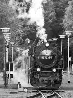 99 7232-4 wird an einem frühen Augustmorgen im Jahr 2018 am Bahnhof Alexisbad mit Wasser versorgt.