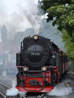 Die Dampflokomotive 99 236 verlässt den Bahnhof von Wernigerode und macht sich auf dem Weg zum Brocken. (August 2018)