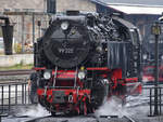 Die Dampflokomotive 99 222 verlässt Anfang August 2018 die Drehscheibe in Wernigerode.