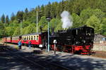 99 5906 mit Jubiläumssonderzug am 07.07.2018 beim Wasserfassen im Bahnhof Alexisbad.
