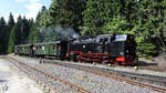 Die Dampflokomotive 99 7232-4 kommt vom Brocken und fährt in den Bahnhof Schierke ein.