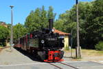 Gerade ist 99 5906 am 07.07.2018 mit ihrem Jubiläumssonderzug der IG HSB im Haltepunkt Silberhütte (Anhalt) eingetroffen.