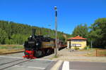 99 5906 mit Jubiläumssonderzug am 07 07.2018 im Haltepunkt Silberhütte.