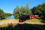 Scheinanfahrt von 99 5906 mit Jubiläumssonderzug am 07.07.2018 bei Güntersberge. (Bild 2) Im Hintergrund ist der kleine Selke-Stausee zu sehen, welcher auch über ein idyllisch gelegenes Freibad verfügt.