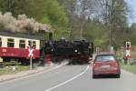 99 5906 berquert mit einem Zug der Selketalbahn den Bahnbergang in Mgdesprung; 28.04.2007