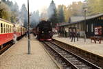 99 7247 mit P8941 aus Drei Annen Hohne am Mittag des 19.10.2018 bei der Einfahrt in den Bahnhof Schierke. (Bild 2)