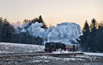 Am frühen Morgen dampft die 99 7243-1 im Sternhaus-Haferfeld den Berg hinauf.Bild 14.2.2018