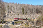 Der 199 861-6 mit dem Zug zwischen Bahnhöfe Schierke und Brocken am 17. April 2019.