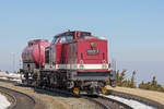 Der 199 874-9 mit einem Löschwasserwagen auf Rollwagen im Bahnhof Brocken am 17. April 2019.