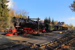 99 234 mit IG HSB-Sonderzug am 20.10.2018 beim Wasserfassen in Drei Annen Hohne.