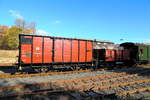 Rangierarbeiten am 20.10.2018 im Bahnhof Benneckenstein (Bild 1): Um den offenen Güterwagen auf das Abstellgleis bringen zu können, hat die Lok des IG HSB-Sonderzuges denselben ein Stück aus dem Bahnhof gedrückt. Hier wird nun zuerst der gedeckte Güterwagen von der Zugführerin abgekuppelt.