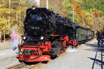 Gerade ist am Mittag des 20.10.2018 99 234 mit ihrem IG HSB-Sonder PmG aus Wernigerode im Bahnhof Eisfelder Talmühle eingelaufen. Hier wird nun gleich umgesetzt und Wasser genommen. Danach geht es weiter nach Stiege.